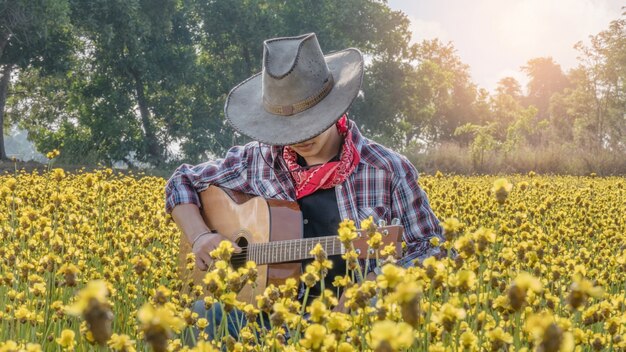 Granjero asiático con guitarra