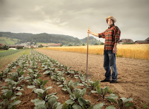 Granjero en un campo