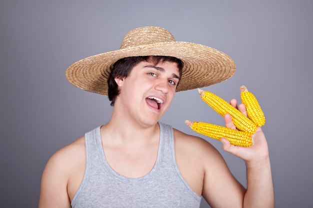 Granjero divertido en gorra con tres callos.