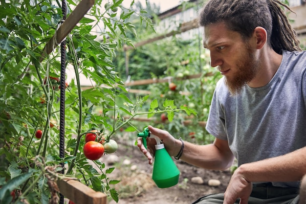 Granjero en el jardín