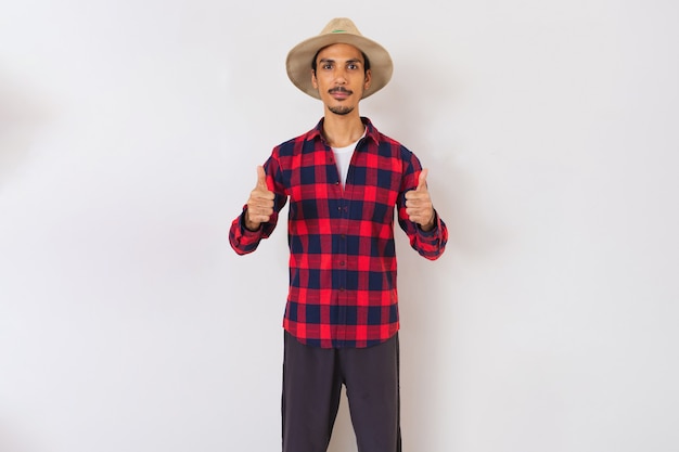 Granjero joven negro con sombrero aislado en fondo blanco.