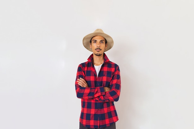 Foto granjero joven negro con sombrero aislado en fondo blanco.