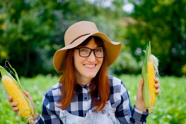 Granjero con maíz, retrato al aire libre