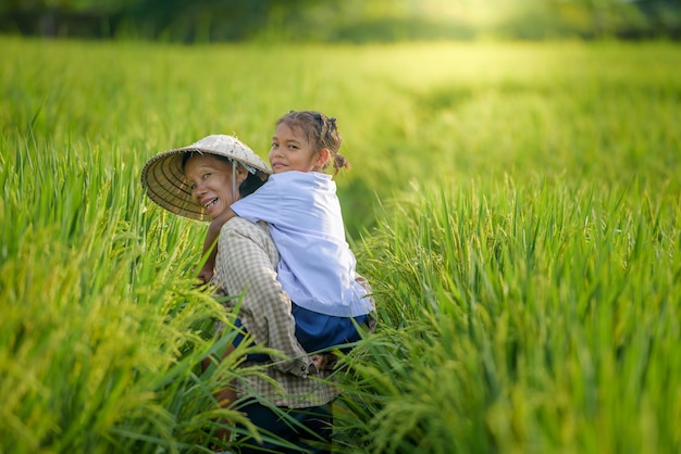 Un granjero con una niña con un sombrero vietnamita.