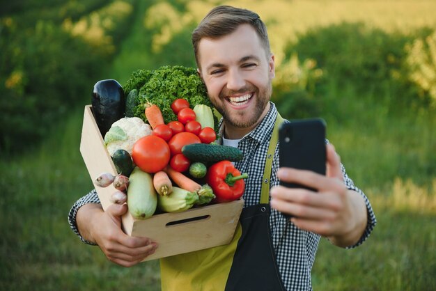 granjero, proceso de llevar, caja, de, recogido, vegetales