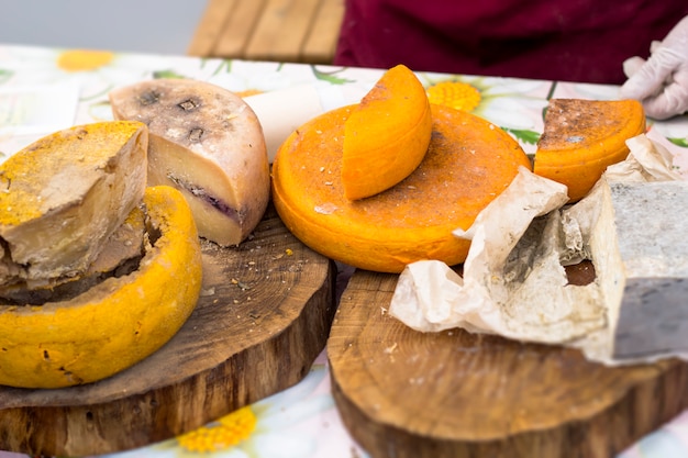 Granjero de queso de cabra de varios tipos.