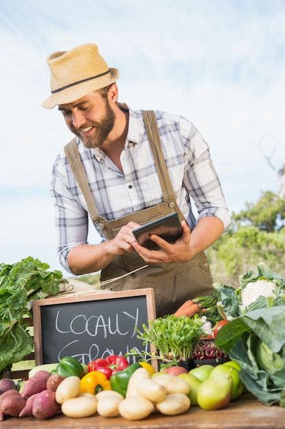 Foto granjero vendiendo sus productos orgánicos