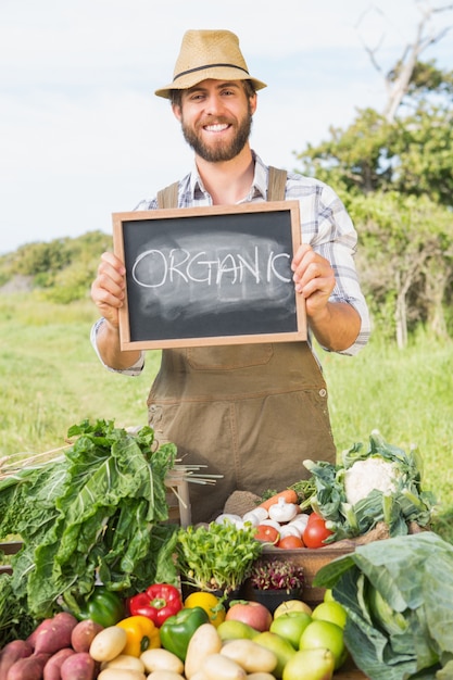 Foto granjero vendiendo sus productos orgánicos