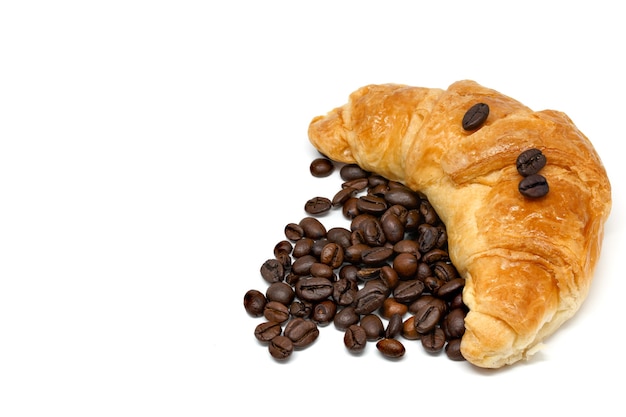 Foto grano de café croissant fondo blanco