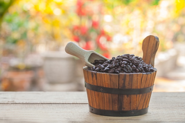 grano de café en el cubo de madera