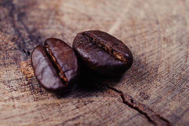 Grano de café en el fondo de madera con efecto de filtro estilo vintage retro