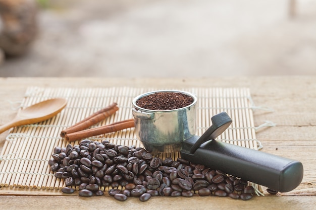 grano de café fresco y cuchara de café en la mesa