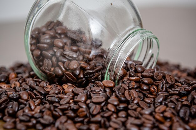 Grano de café en la mesa directamente de la granja hermoso y con olor