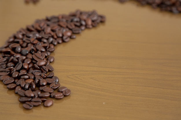 Grano de café en la mesa directamente de la granja hermoso y con olor