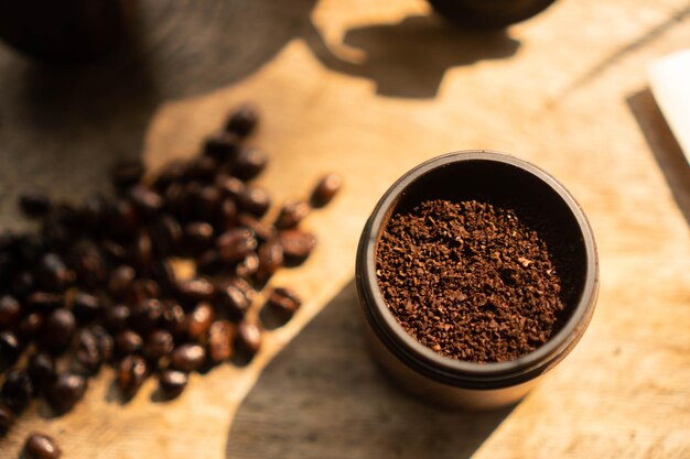 Grano de café molinillo de café en la mesa de madera