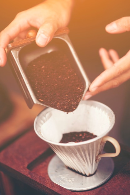 Foto grano de café para el proceso de café por goteo, imagen de filtro vintage