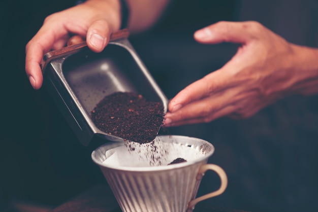 Grano de café para el proceso de café por goteo, imagen de filtro vintage