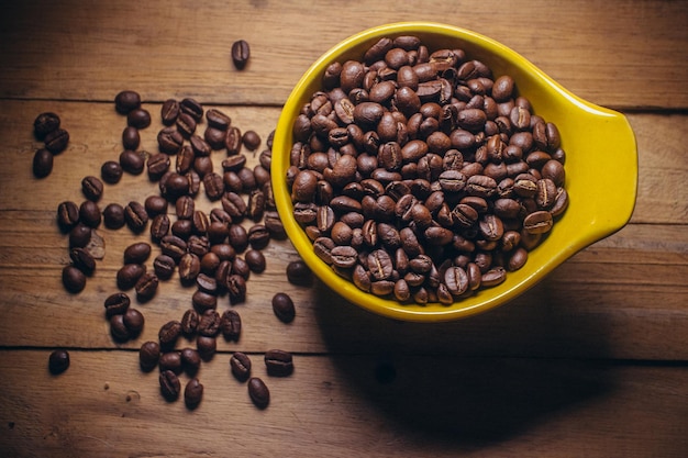 Grano de café sobre fondo de madera