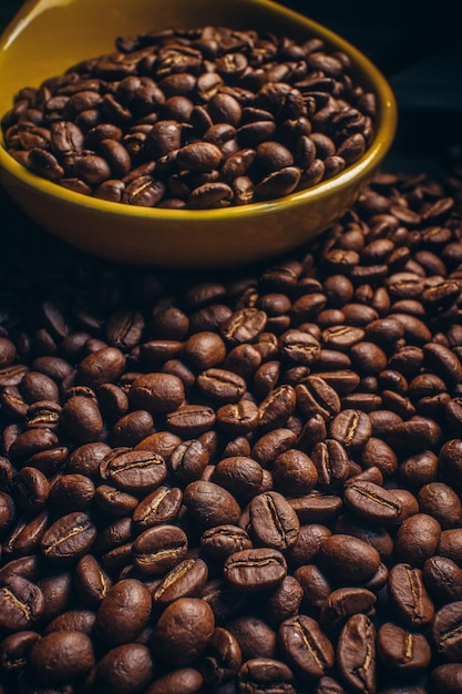 Foto grano de café sobre fondo de madera