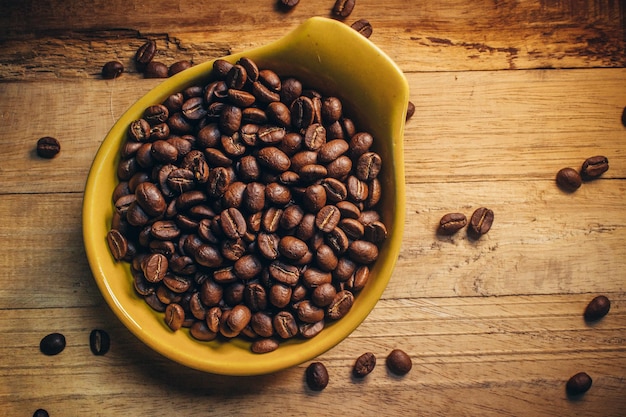 Foto grano de café sobre fondo de madera