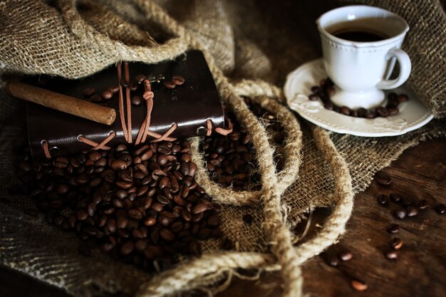 grano de café sobre fondo textil