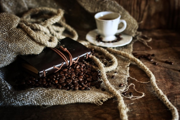 Grano de café sobre fondo textil