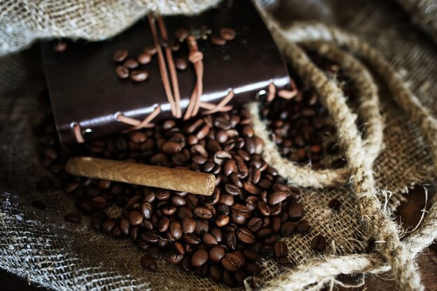 Grano de café sobre fondo textil