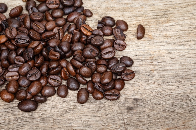 Grano de café sobre piso de madera