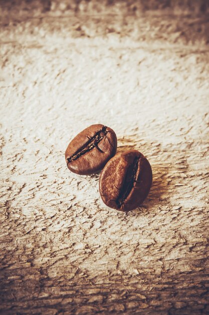 Grano de café. una taza de café. enfoque selectivo