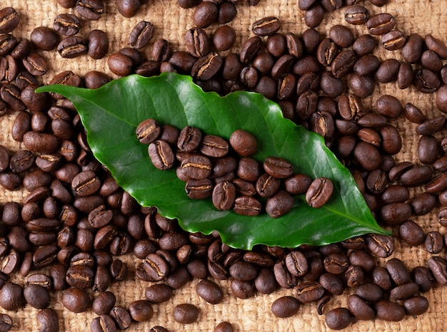 Foto grano de café tostado en bolsa de linin