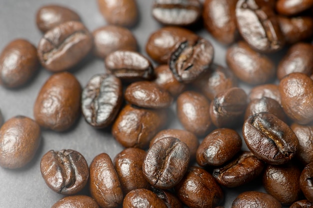 Grano de café tostado sobre fondo negro