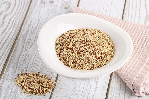 Foto grano de cereal seco de quinoa crudo en el cuenco