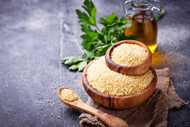 Grano de cuscús en cuenco de madera