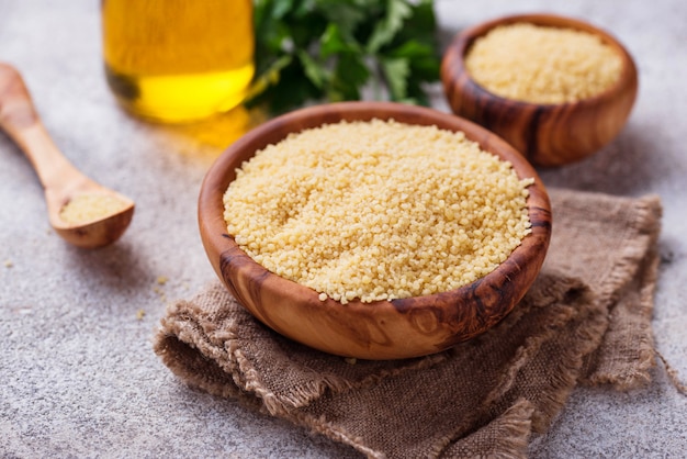 Grano de cuscús en cuenco de madera