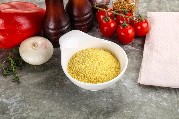 Grano de cuscús de trigo seco crudo para cocinar