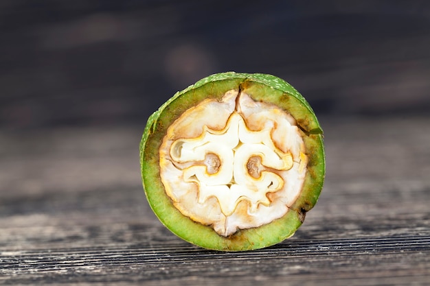 Un grano de nuez cortado por la mitad, en una mesa de madera, la estructura de nuez es visible