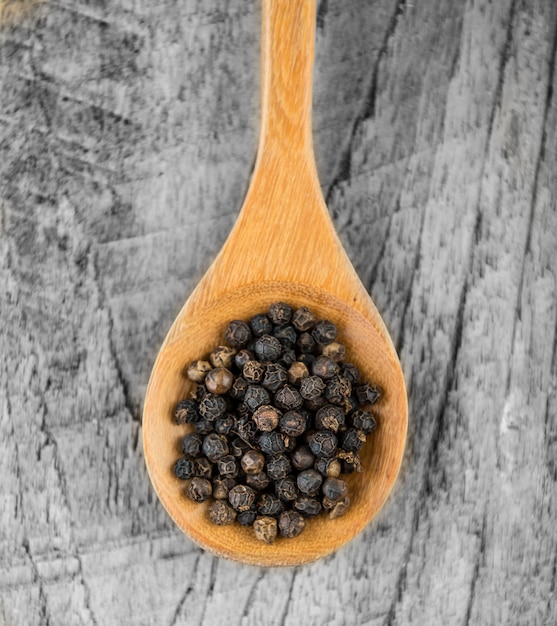 Grano de pimienta en cuchara