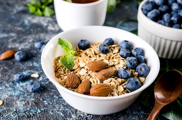 Granola al horno y bayas en un tazón