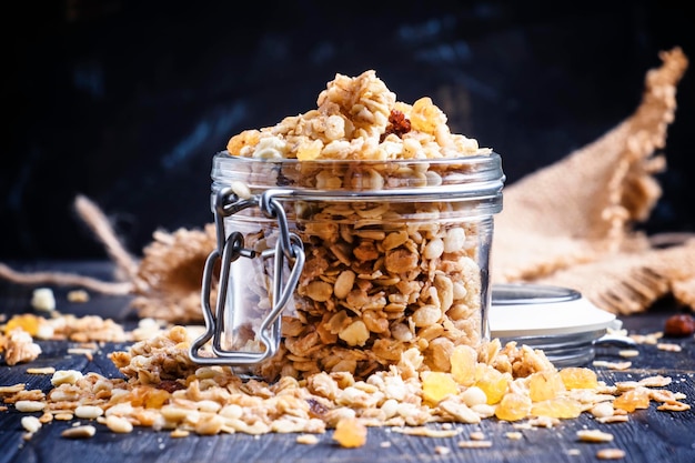 Granola al horno con enfoque selectivo de pasas