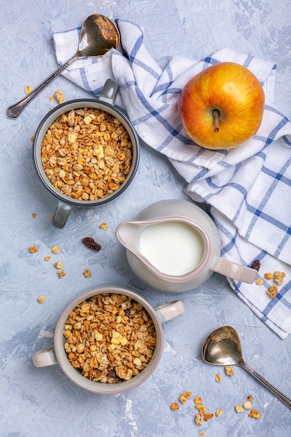 Granola al horno con manzana. Desayuno saludable.