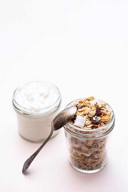 Granola con arándanos, coco, semillas de chía y yogur griego