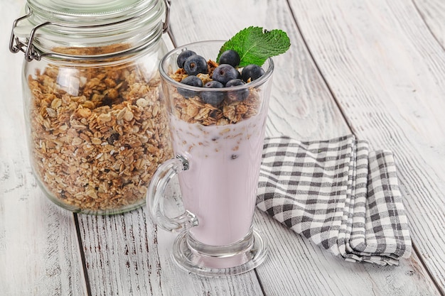 Granola con arándanos y yogur