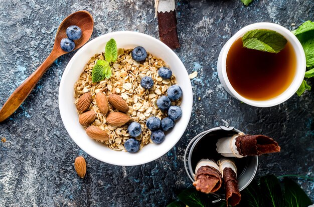 Granola assado e frutas na tigela