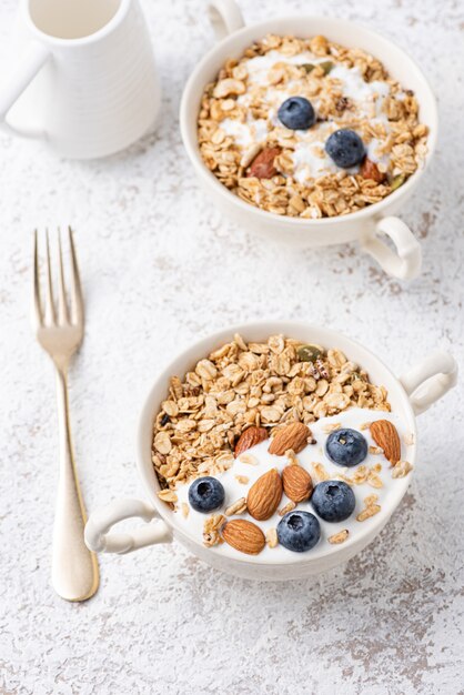 granola, aveia com amêndoas e bagas