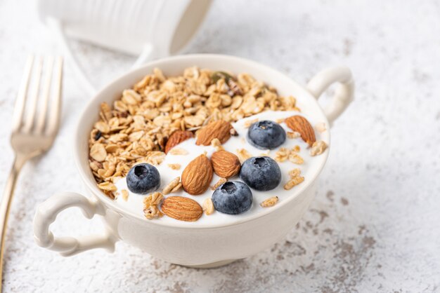 granola, aveia com amêndoas e bagas