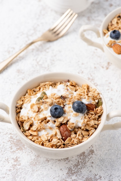 granola, aveia com amêndoas e bagas