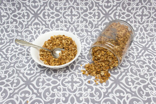 Granola, aveia no café da manhã.