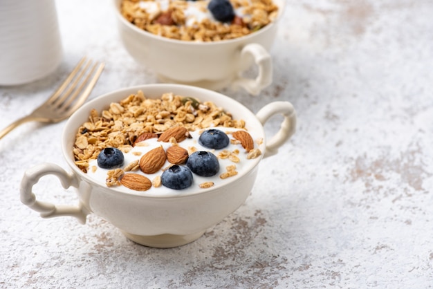 Granola, avena con almendras y bayas