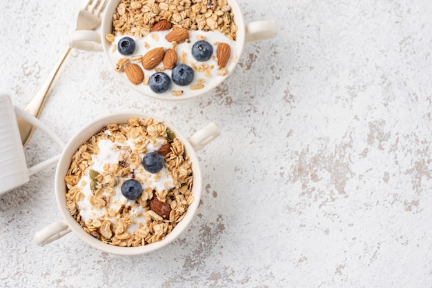 Foto granola, avena con almendras y bayas