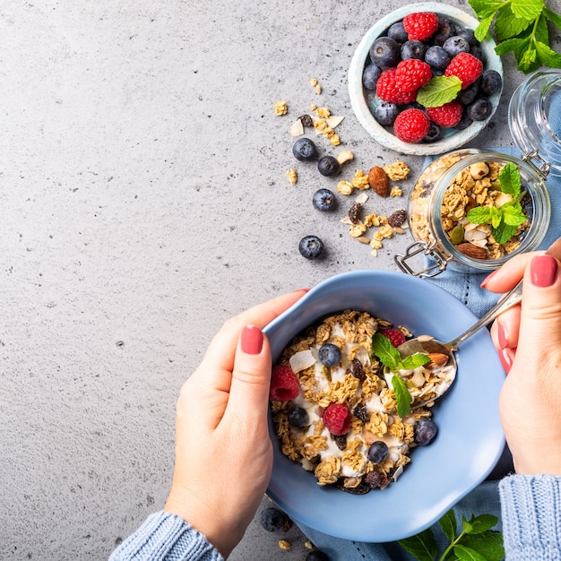 Granola de avena con bayas y yogur